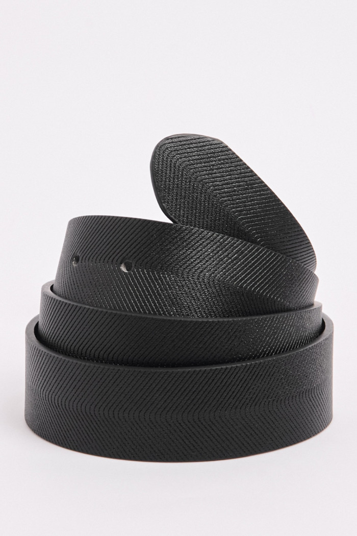 Cinturón negro reversible con hebilla metálica y texturas