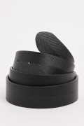 Cinturón negro reversible con hebilla metálica y texturas