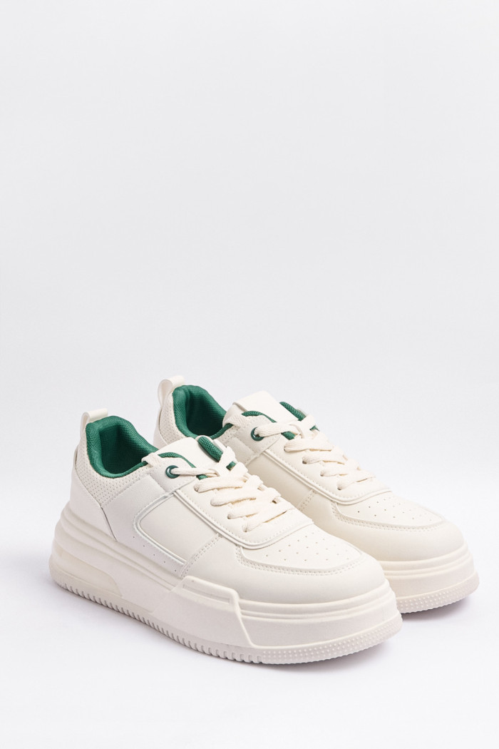 Tenis casuales cremas con texturas perforadas y contrastes