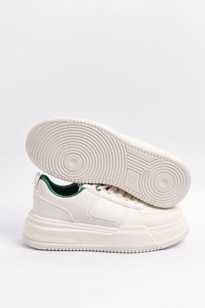 Tenis casuales cremas con texturas perforadas y contrastes