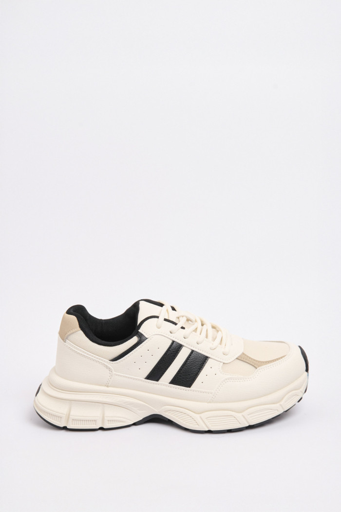 Tenis de plataforma cremas con contrastes negros y cortes