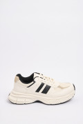 Tenis de plataforma cremas con contrastes negros y cortes