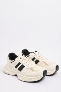 Tenis de plataforma cremas con contrastes negros y cortes