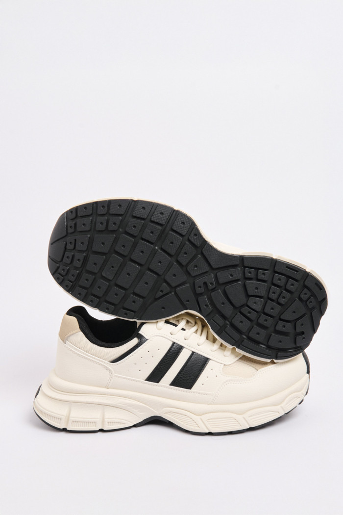 Tenis de plataforma cremas con contrastes negros y cortes