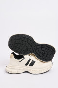 Tenis de plataforma cremas con contrastes negros y cortes