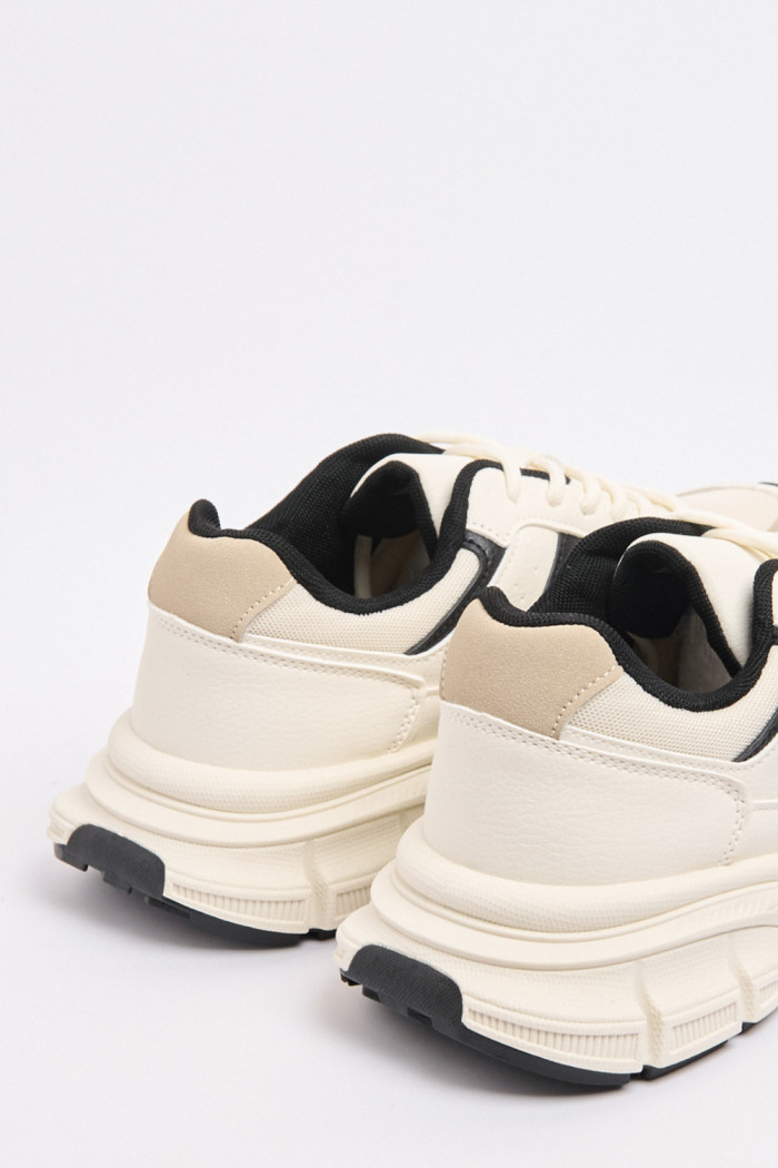 Tenis de plataforma cremas con contrastes negros y cortes