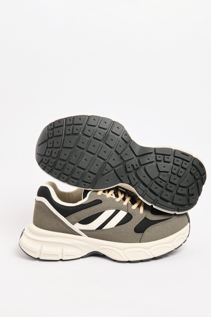 Tenis grises de plataforma deportivos con contrastes
