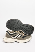 Tenis grises de plataforma deportivos con contrastes