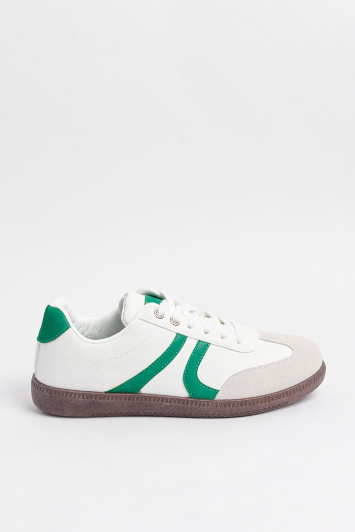 Tenis casuales blancos con contrastes verdes localizados