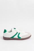 Tenis casuales blancos con contrastes verdes localizados