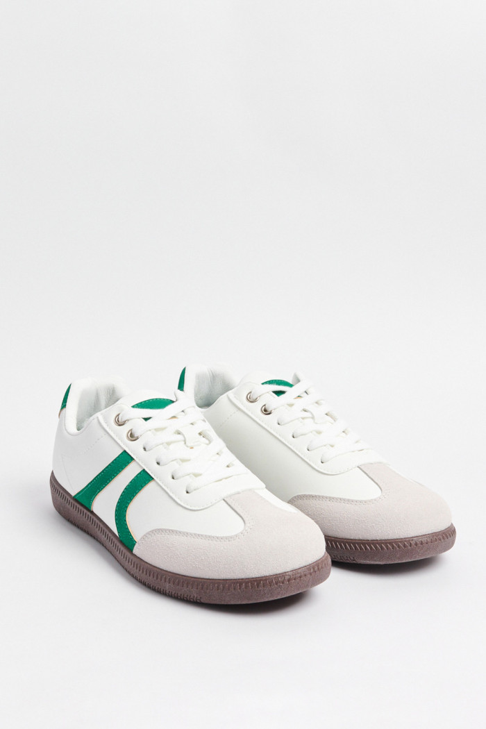 Tenis casuales blancos con contrastes verdes localizados