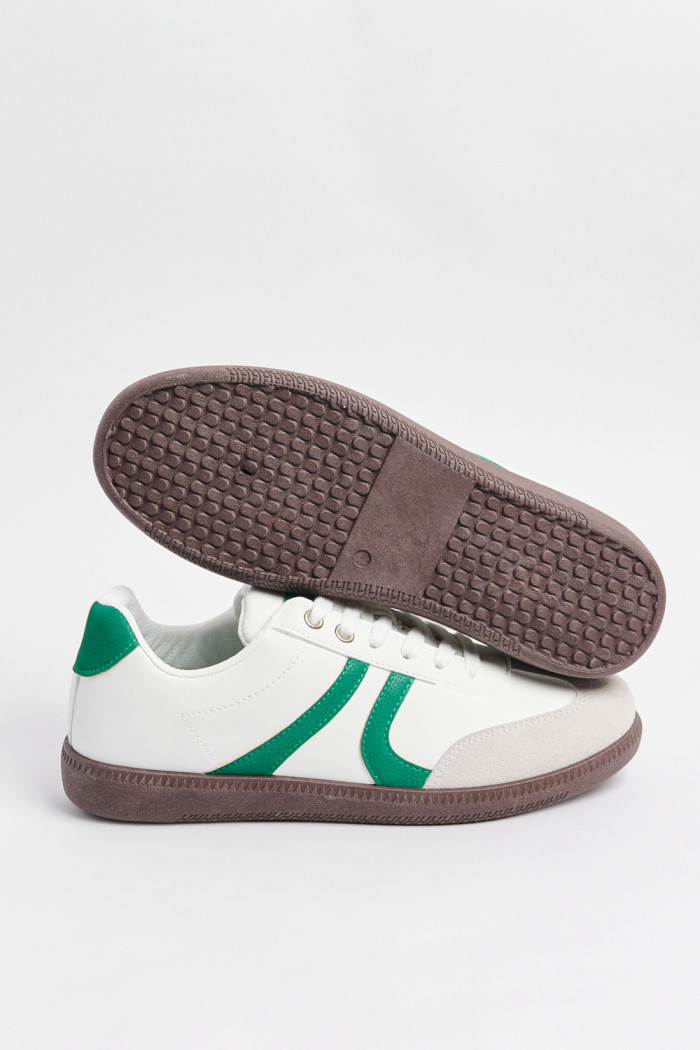 Tenis casuales blancos con contrastes verdes localizados