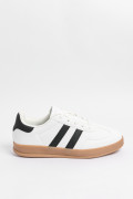 Tenis casuales blancos con contrastes negros localizados