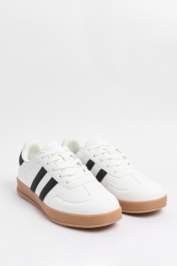 Tenis casuales blancos con contrastes negros localizados