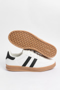 Tenis casuales blancos con contrastes negros localizados