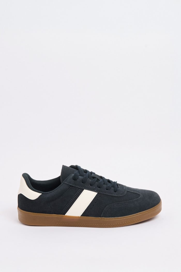 Tenis casuales azules con contrastes blancos y suela plana