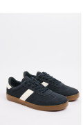 Tenis casuales azules con contrastes blancos y suela plana
