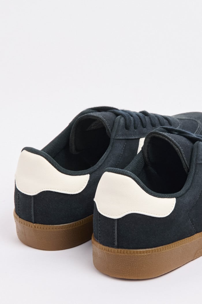 Tenis casuales azules con contrastes blancos y suela plana