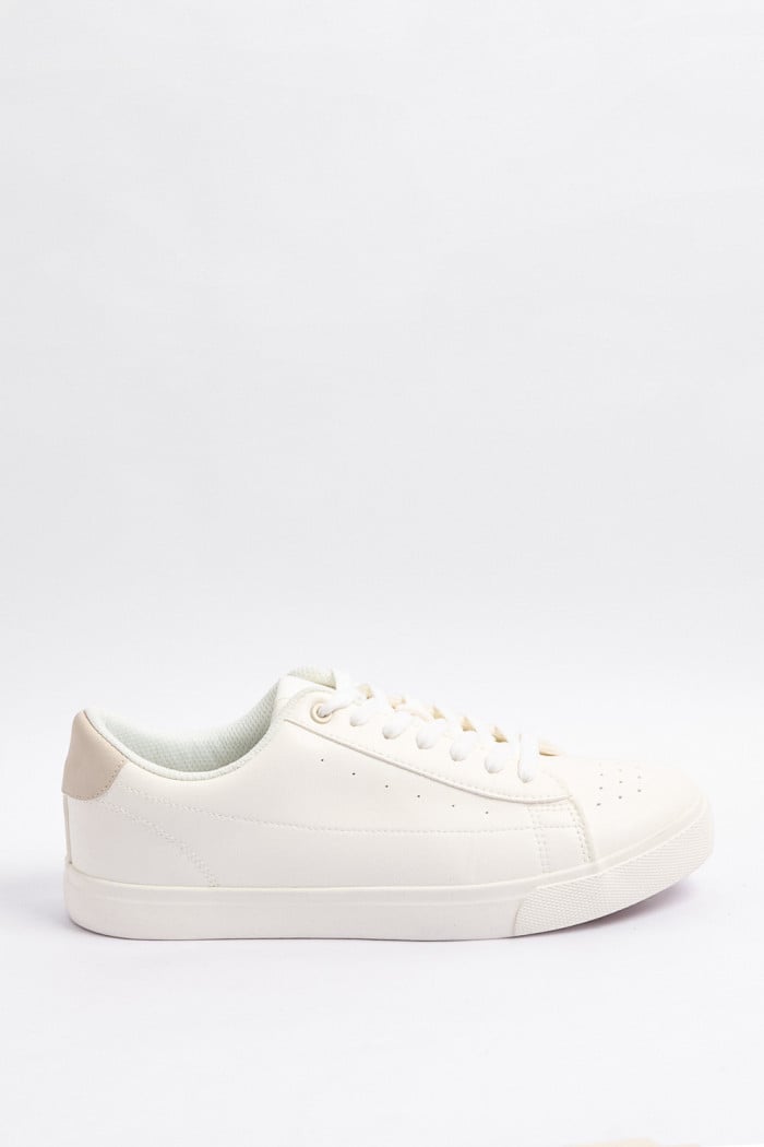 Tenis casuales blancos con contrastes y perforaciones