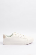 Tenis casuales blancos con contrastes y perforaciones