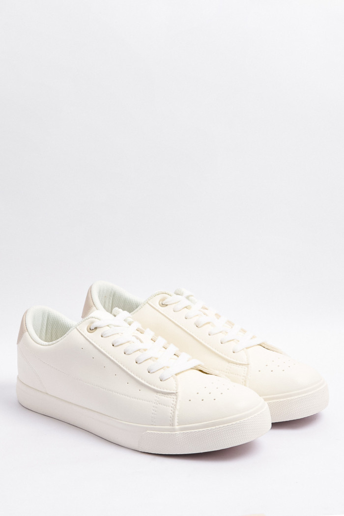 Tenis casuales blancos con contrastes y perforaciones