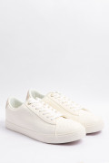 Tenis casuales blancos con contrastes y perforaciones