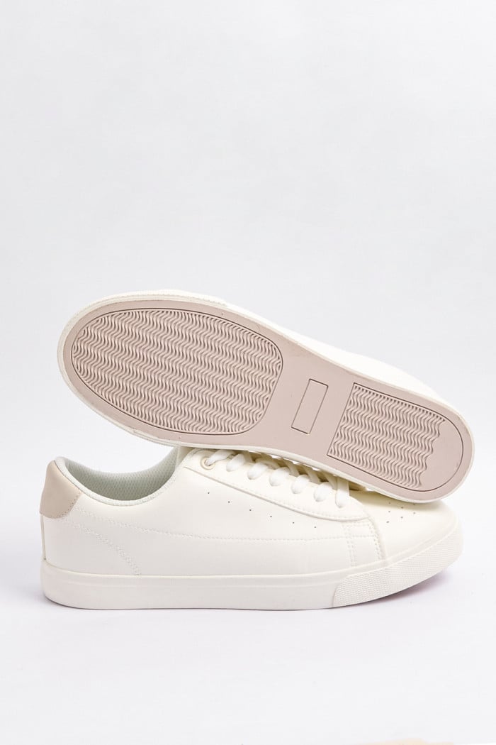 Tenis casuales blancos con contrastes y perforaciones