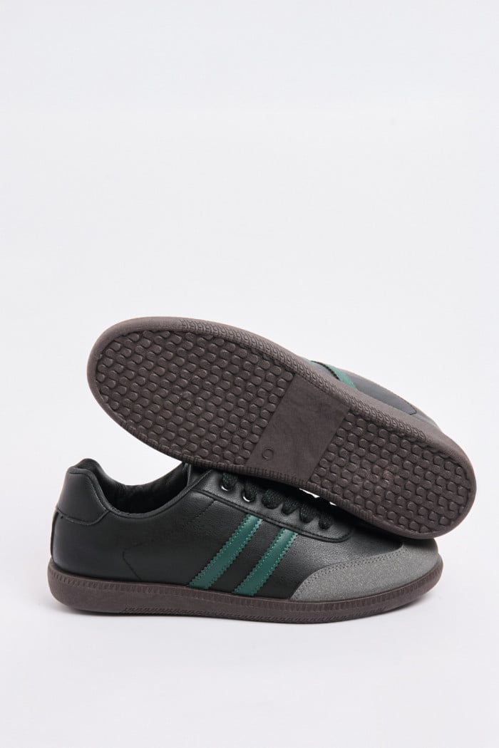 Tenis casuales negros con líneas verdes y suelas planas