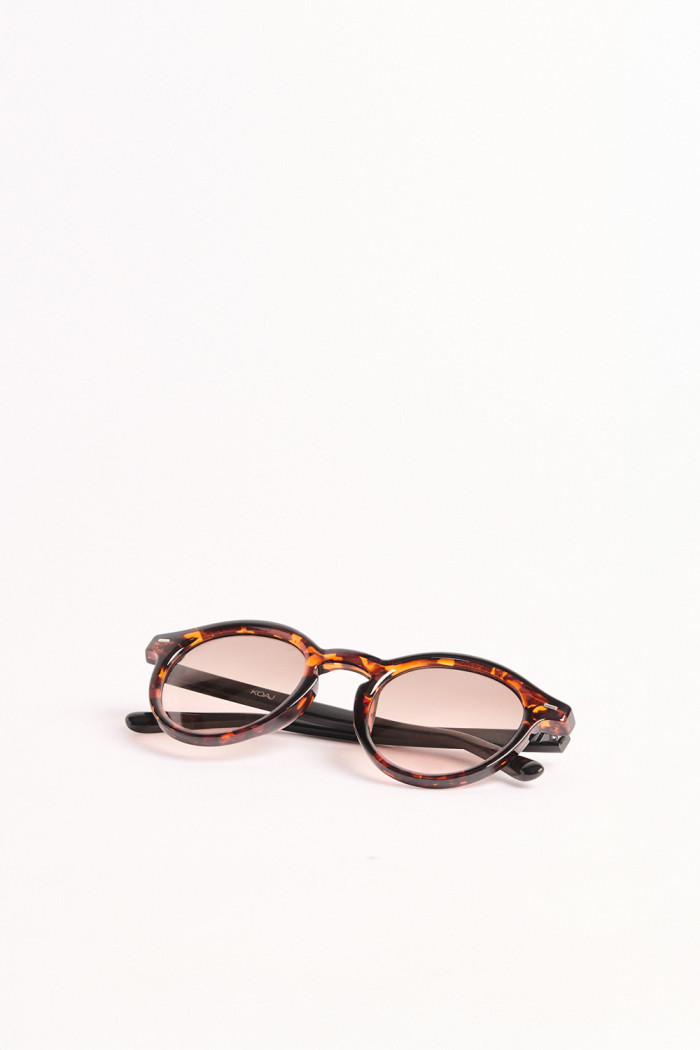 Gafas de sol, marco redondo frontal café carey y laterales negros.