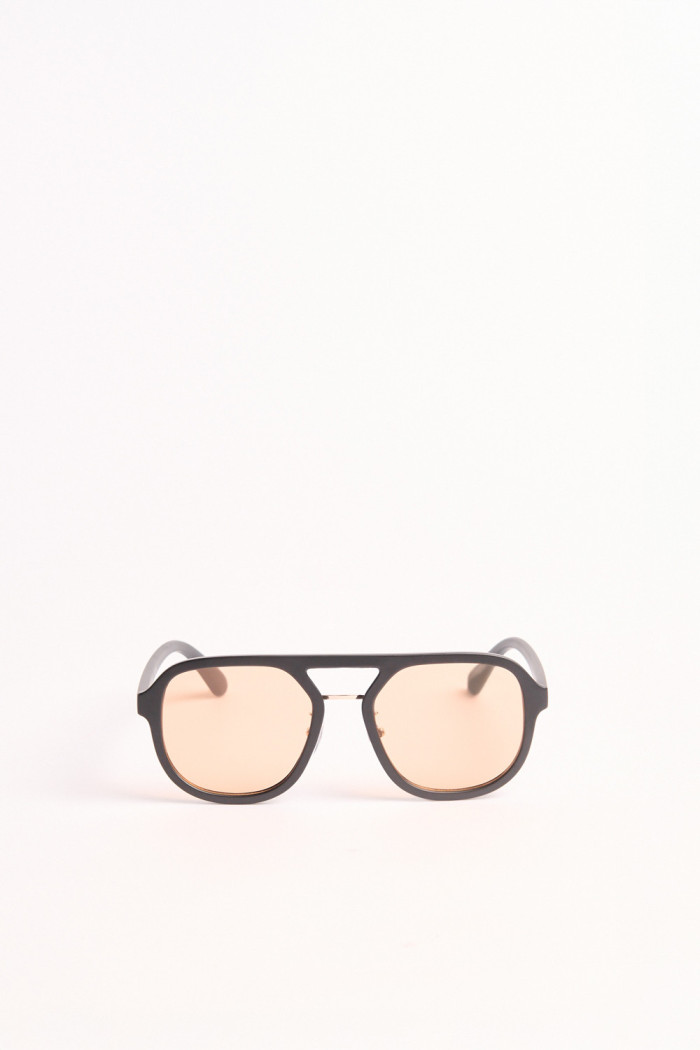 gafas de sol silueta piloto elaboradas en pasta negra con lente rojo.