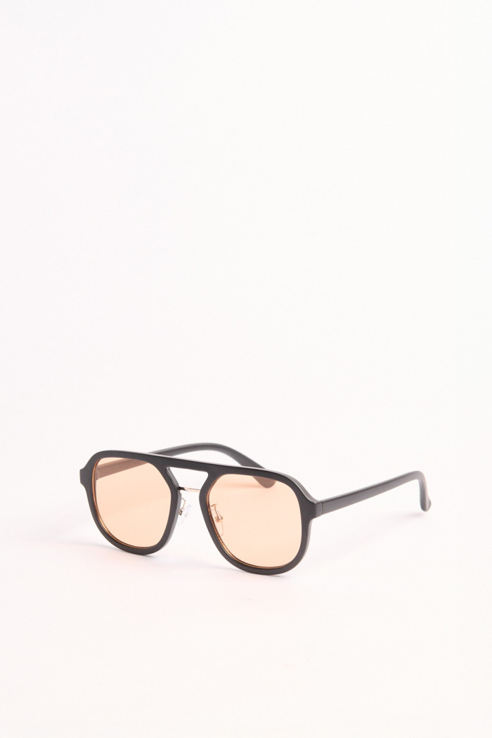 gafas de sol silueta piloto elaboradas en pasta negra con lente rojo.