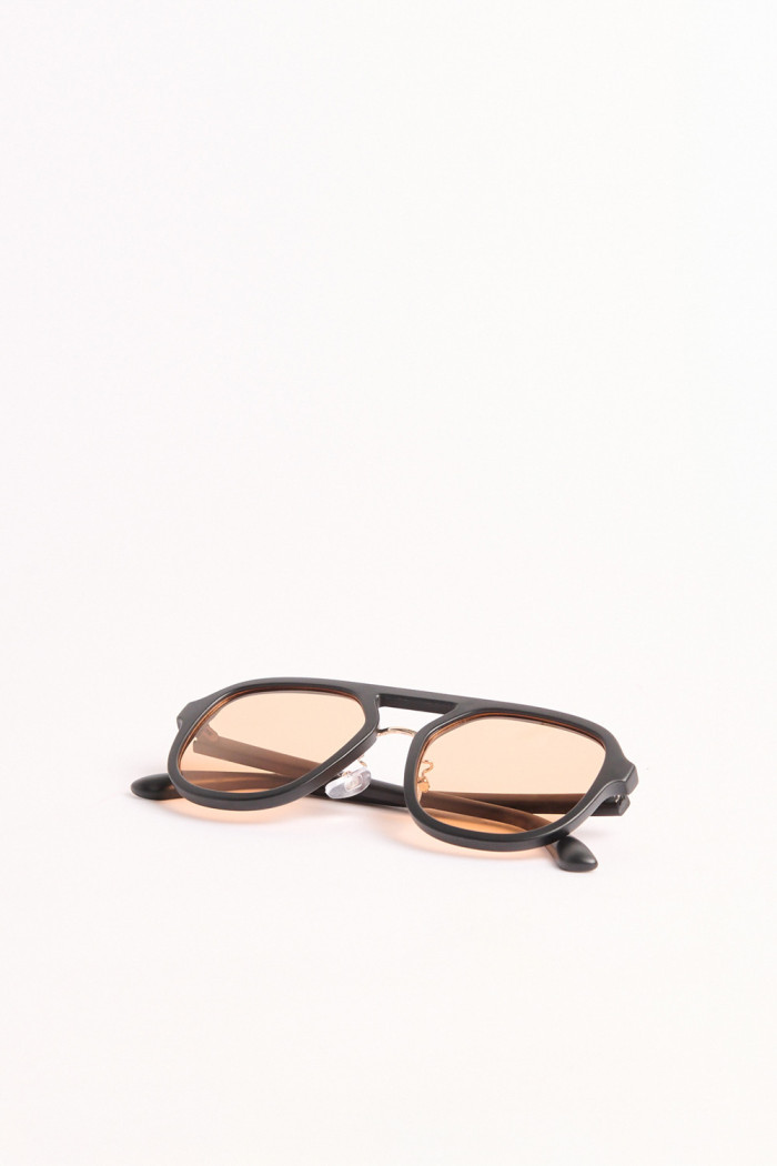 gafas de sol silueta piloto elaboradas en pasta negra con lente rojo.