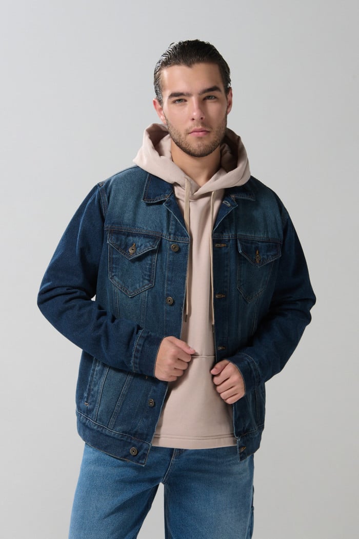 Chaqueta slim en jean azul oscura con cierre de botones