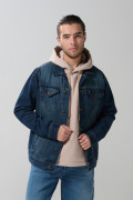Chaqueta slim en jean azul oscura con cierre de botones
