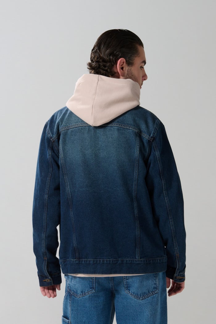 Chaqueta slim en jean azul oscura con cierre de botones