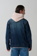Chaqueta slim en jean azul oscura con cierre de botones