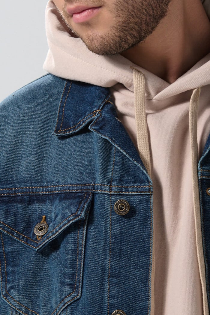 Chaqueta slim en jean azul oscura con cierre de botones
