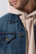 Chaqueta slim en jean azul oscura con cierre de botones