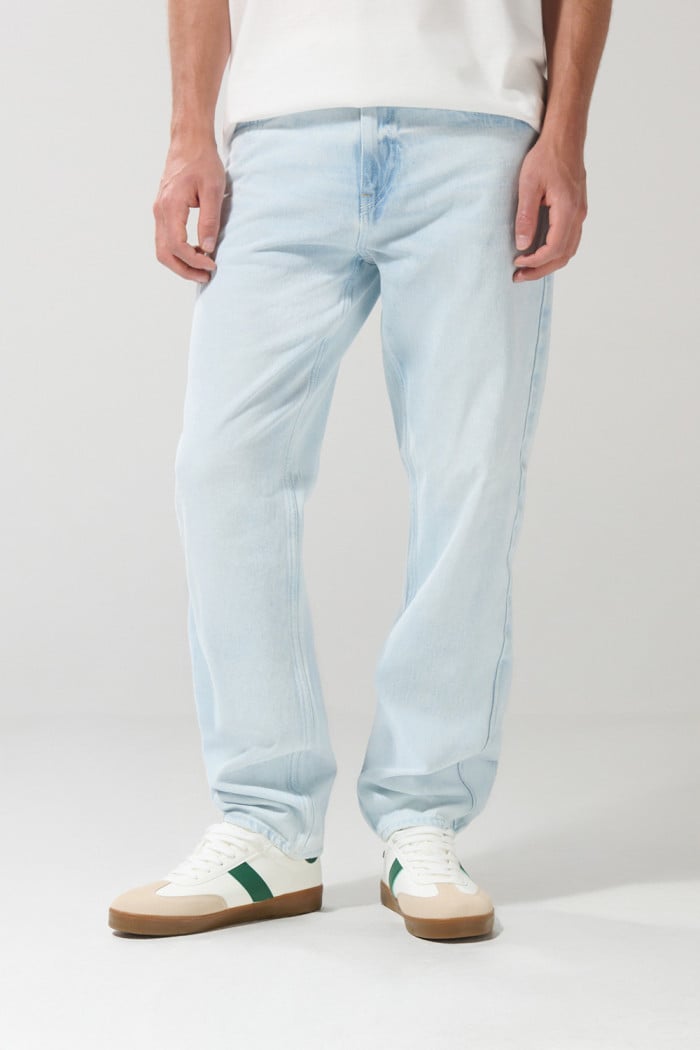 Jean 90´S azul claro con tiro bajo, bota recta y desgastes