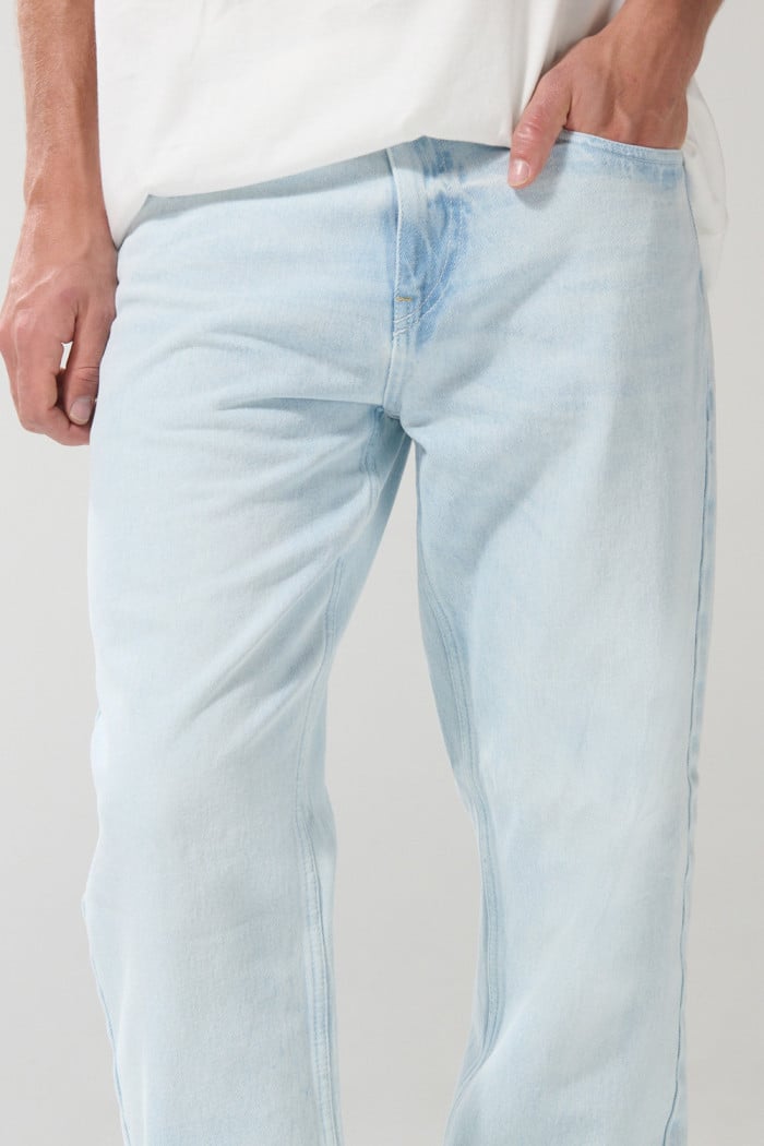 Jean 90´S azul claro con tiro bajo, bota recta y desgastes