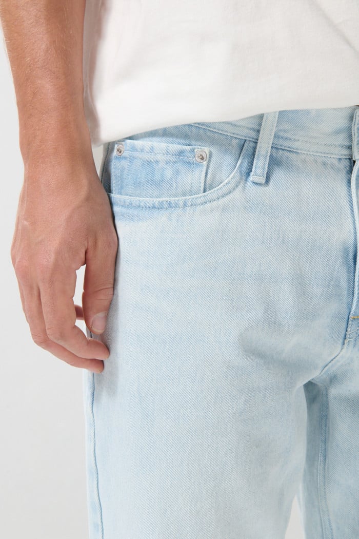 Jean 90´S azul claro con tiro bajo, bota recta y desgastes