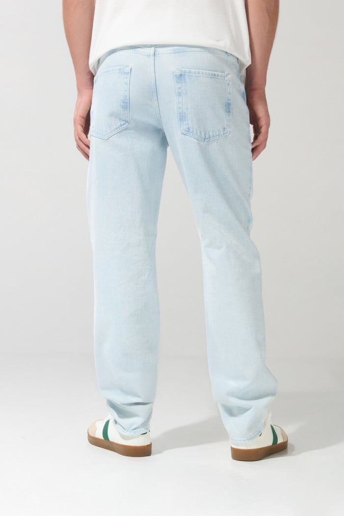 Jean 90´S azul claro con tiro bajo, bota recta y desgastes
