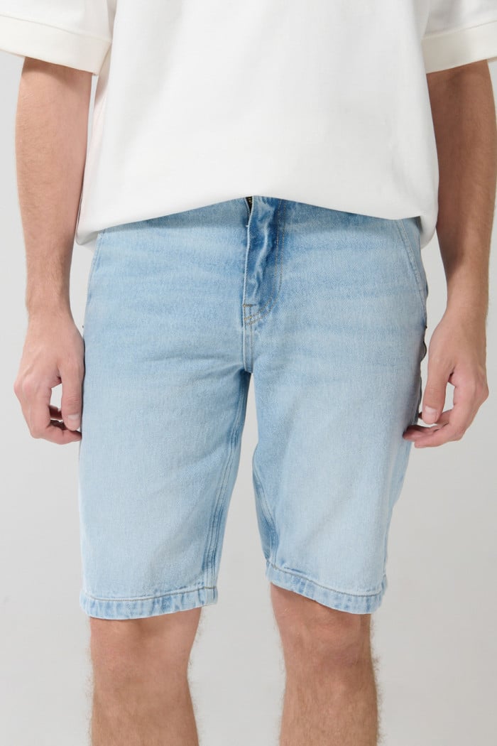 Bermuda en jean slim tiro bajo azul con bolsillos