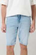 Bermuda en jean slim tiro bajo azul con bolsillos