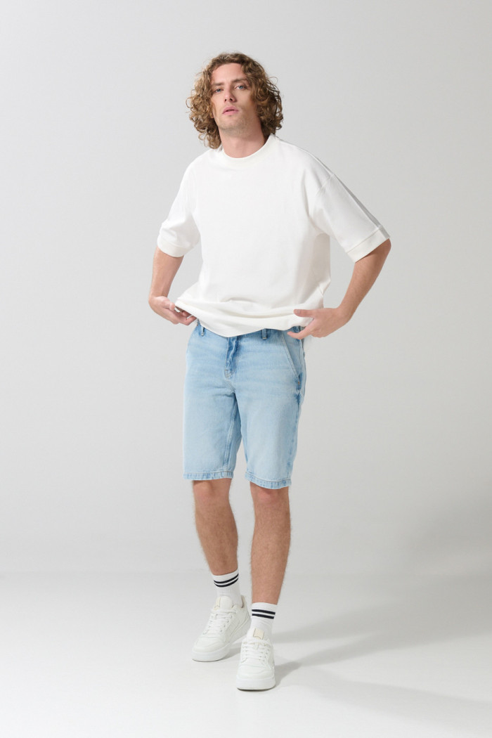 Bermuda en jean slim tiro bajo azul con bolsillos