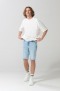 Bermuda en jean slim tiro bajo azul con bolsillos