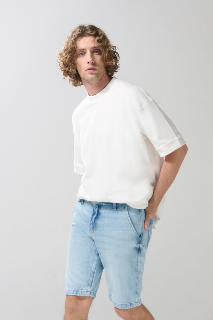 Bermuda en jean slim tiro bajo azul con bolsillos