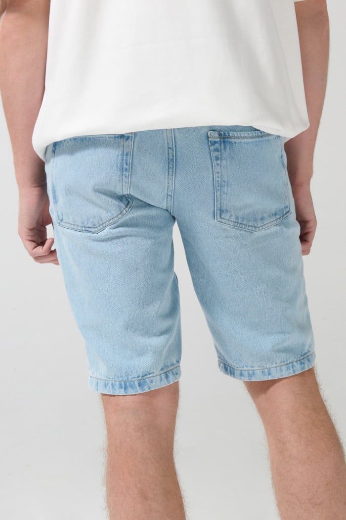 Bermuda en jean slim tiro bajo azul con bolsillos