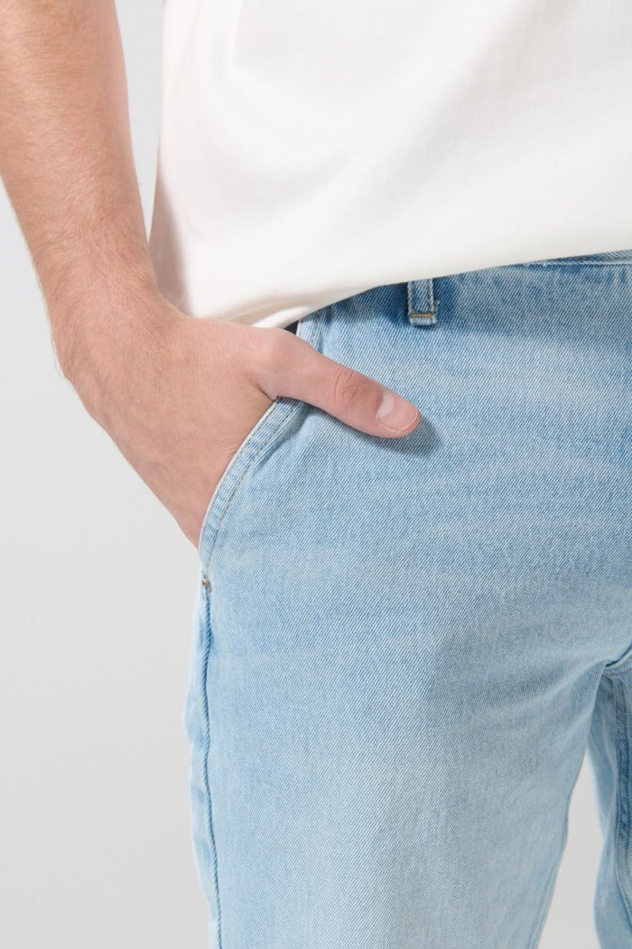 Bermuda en jean slim tiro bajo azul con bolsillos