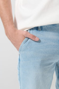 Bermuda en jean slim tiro bajo azul con bolsillos